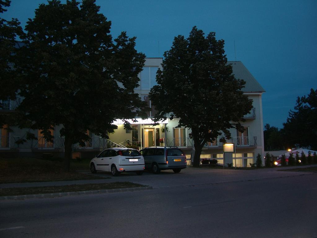 Hotel Pontis Biatorbágy Exterior photo