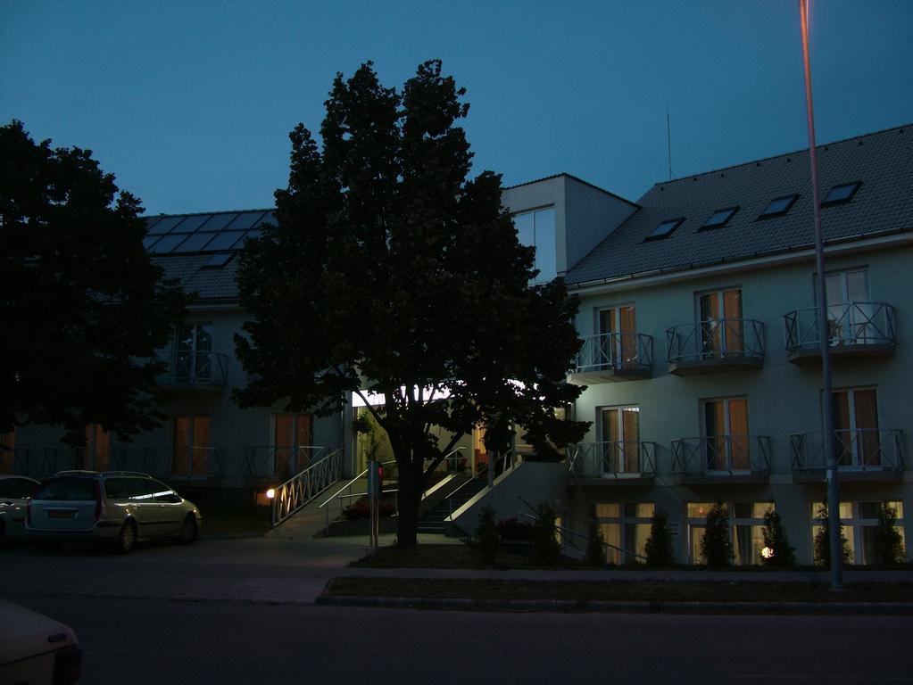 Hotel Pontis Biatorbágy Exterior photo