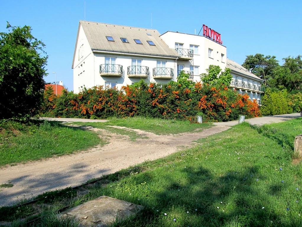 Hotel Pontis Biatorbágy Exterior photo